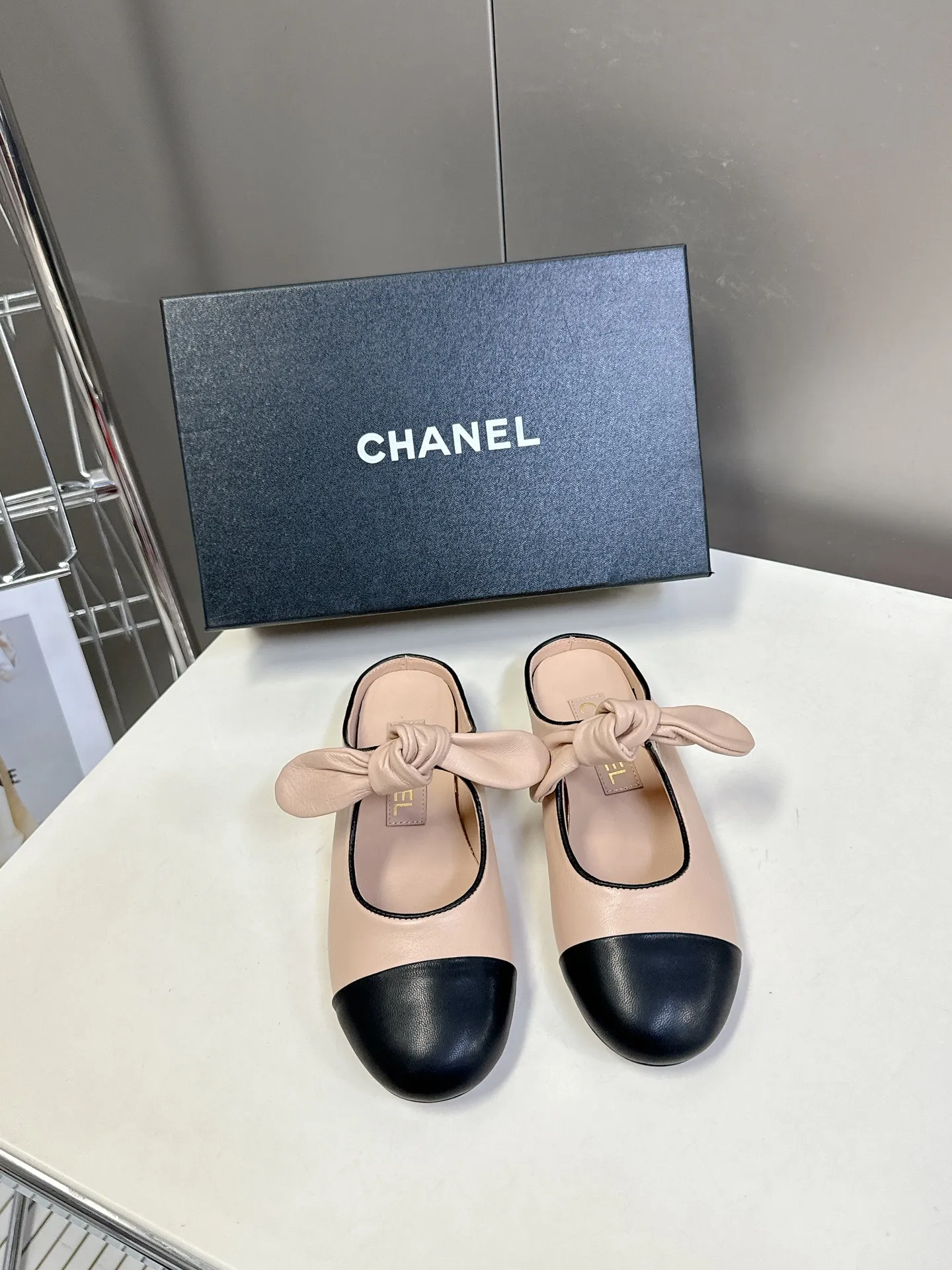 👟👟Ex-factory price 540👟👟 CHANEL Chanel Bow Elastic Strap Flat Shoes Bow Mary Jane shoes are so popular at first sight that you can wear them freely according to the weather changes! Put on socks to instantly transform into cute shoes for spring and summer! Transform into a magical princess in seconds 👸The upper is made of mixed sheepskin and tiptoe silk sheepskin. The foot feels super comfortable. The leather is very soft and skin-friendly. The genuine leather outsole imported from Italy Size: 35-41 (40 41 customized)